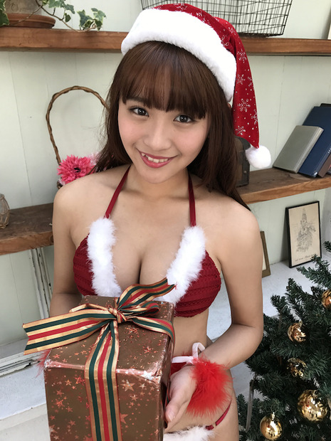 スパガの浅川梨奈・渡邉幸愛・内村莉彩、色気ムンムンのサンタビキニ姿に！