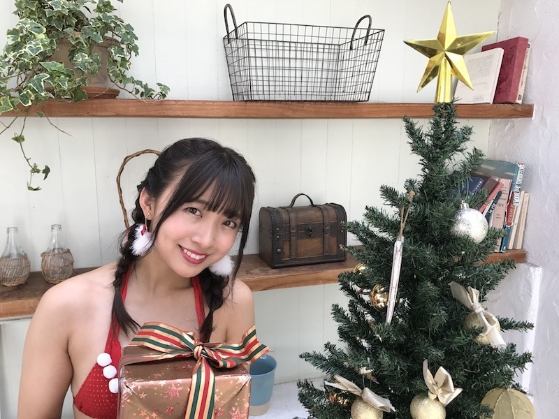 スパガの浅川梨奈・渡邉幸愛・内村莉彩、色気ムンムンのサンタビキニ姿に！