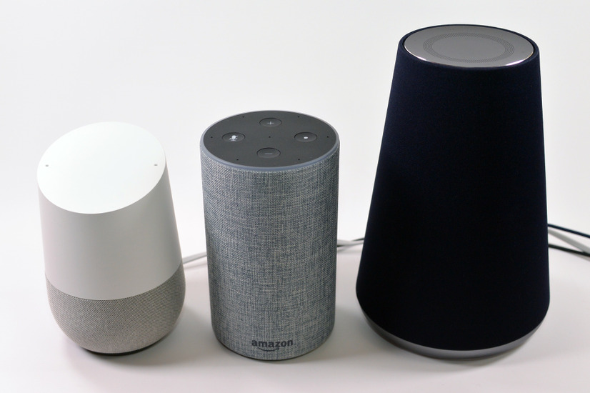 「Amazon Echo」（中央）が揃って、我が家に「Clova WAVE」（右）、「Google Home」（左）の3つのスマートスピーカーが揃いました。「Amazon Echo」の価格は1万1980円。Amazonプライム会員なら4000円引きの7980円で購入出来ます。