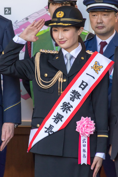 武田梨奈が1日警察署長に！「身も心も引き締まり、嬉しい」