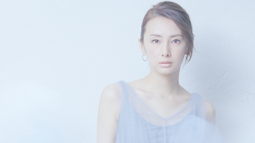 まるで女神！北川景子がフラワーリースを片手にCM出演