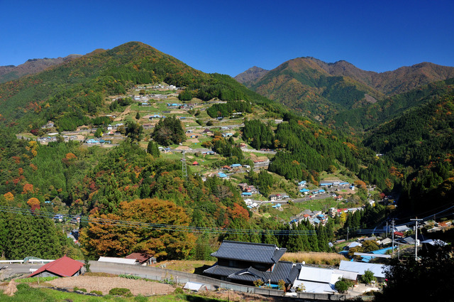 重要伝統的建造物群保存地区である落合集落。ここに8棟の宿泊施設がある