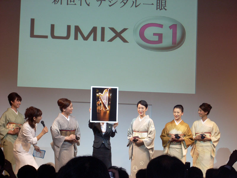 新キャラクターに起用された女優・樋口可南子さん（右から3人目）と女流一眼隊