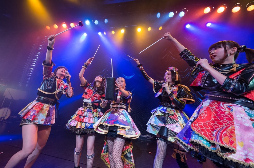 ベイビーレイズJAPANライブ、サンタ衣装で大盛り上がり！