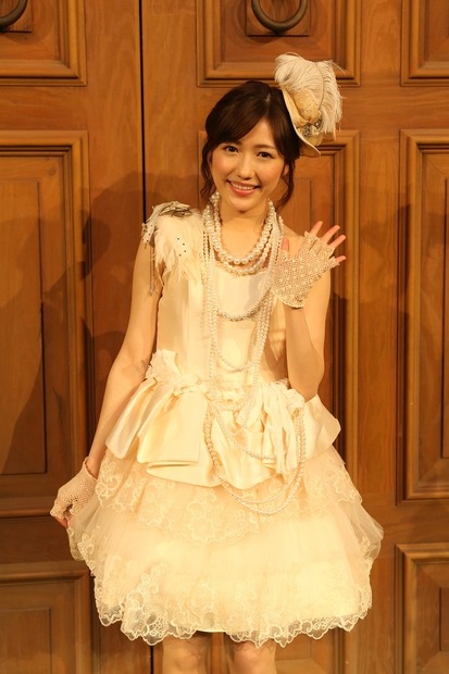 渡辺麻友、1stアルバム発売記念ミニライブツアーを開催！伝説の“背中にネジ付き衣装”も披露
