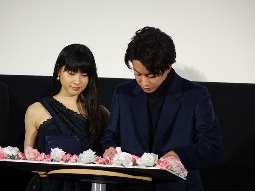 佐藤健と土屋太鳳【撮影：編集部】