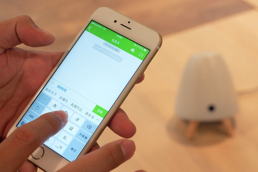 専用アプリからメッセージを送っているところ。LINEを思わせるUIのメッセージボックスに文字を打って送れば、自宅のpetocoがメッセージを読み上げてくれる