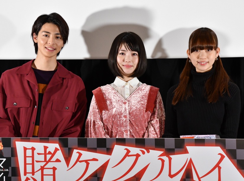 左から：高杉真宙、浜辺美波、森川葵【写真：竹内みちまろ】