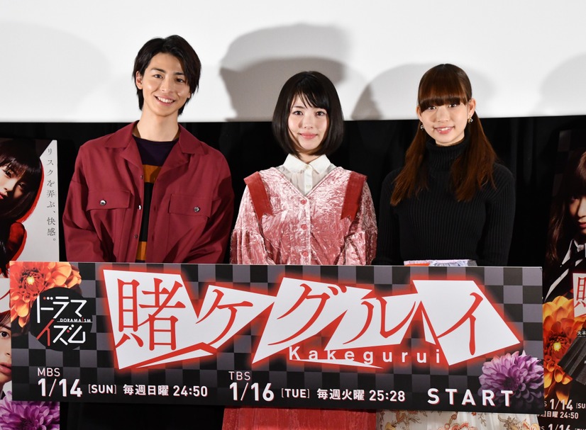 左から：高杉真宙、浜辺美波、森川葵【写真：竹内みちまろ】