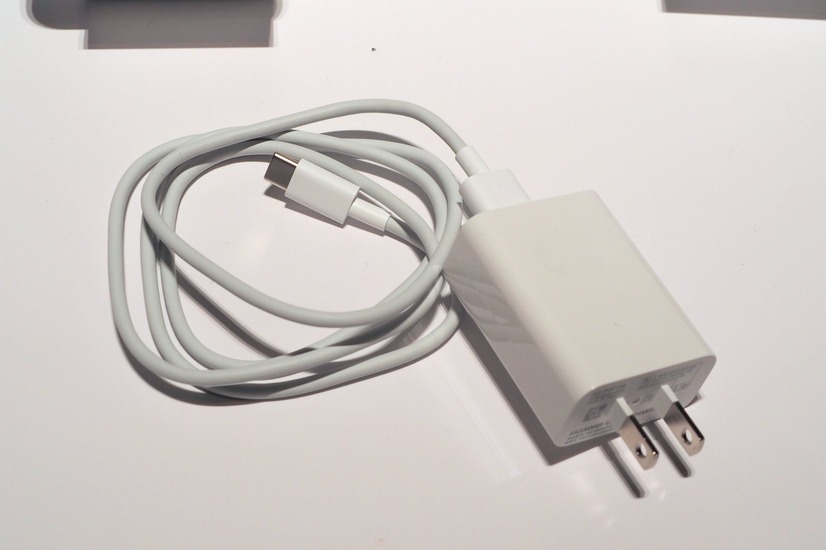 同梱される専用の充電器。約100分でフル充電できる