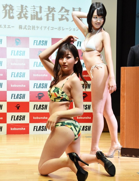 美尻対決でアピールする月城まゆと小島瑠那