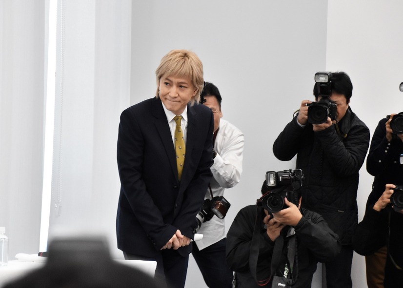 不倫報道について会見をする小室哲哉