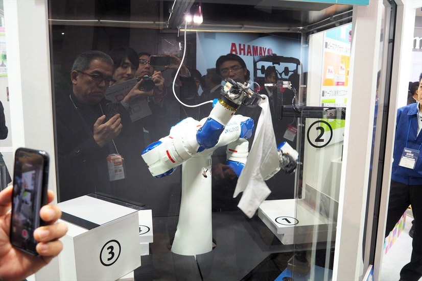 クラボウのブースでは、Tシャツを折り畳むロボットが来場者の注目を集めていた