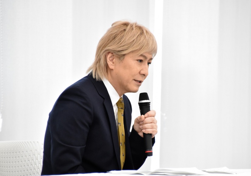 不倫報道について会見をする小室哲哉