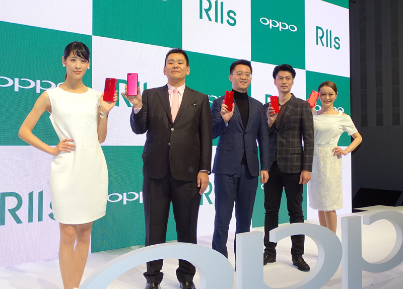 OPPO Japanの河野氏（中央左）、トウ氏（中央）、カメラマンの角田氏（中央右）