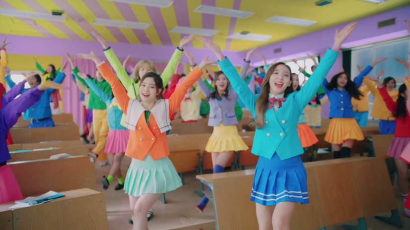 TWICE、日本のテレビCM初出演でキュートな制服姿を披露
