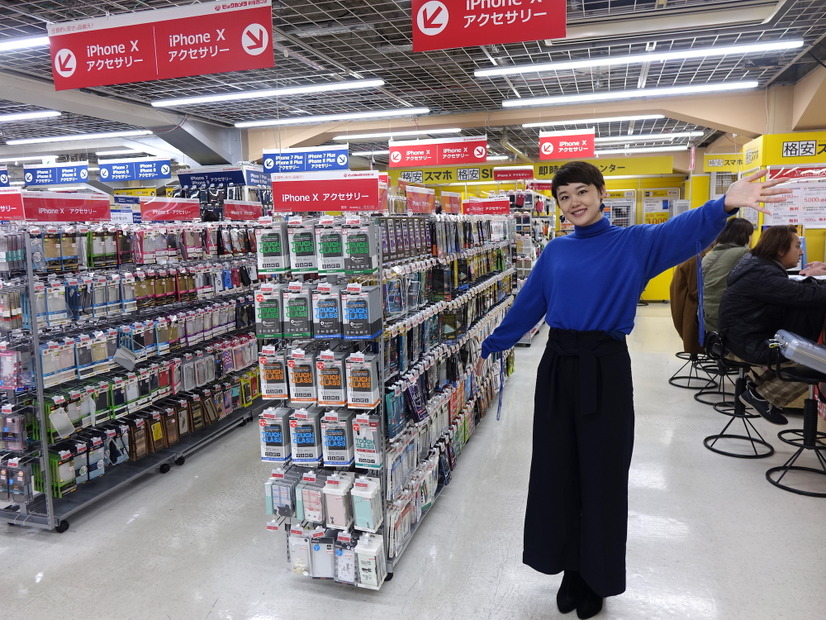 【「折原あやの」のデジマニア】どんな違いがある？iPhone Xのガラスフィルム売り場を見てみよう！
