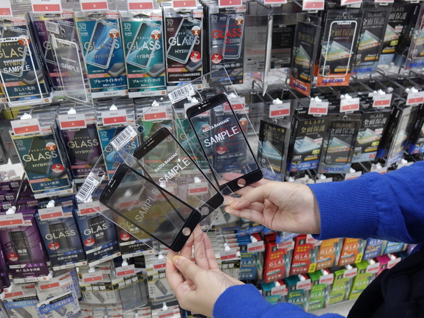 【「折原あやの」のデジマニア】どんな違いがある？iPhone Xのガラスフィルム売り場を見てみよう！