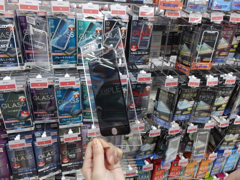 【「折原あやの」のデジマニア】どんな違いがある？iPhone Xのガラスフィルム売り場を見てみよう！