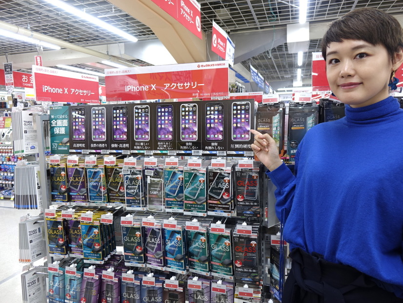 【「折原あやの」のデジマニア】どんな違いがある？iPhone Xのガラスフィルム売り場を見てみよう！