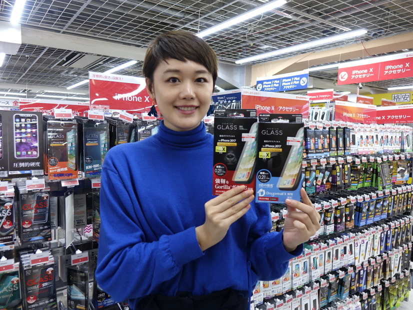 【「折原あやの」のデジマニア】どんな違いがある？iPhone Xのガラスフィルム売り場を見てみよう！
