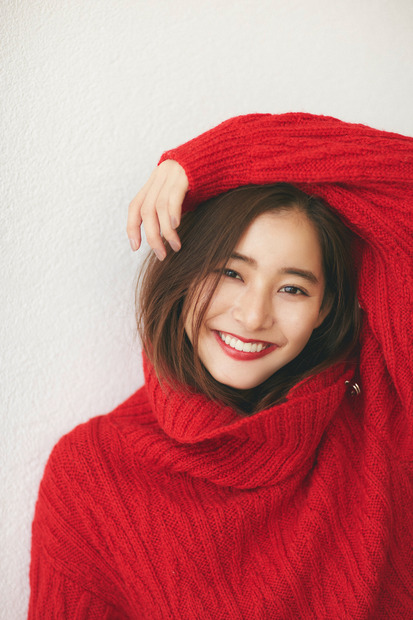 新木優子、3作目となるオフィシャルカレンダーを発売