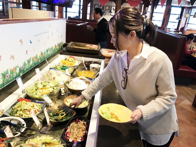 ただ者じゃねぇぞ！岩塩で食べるステーキ店の俵型ハンバーグ