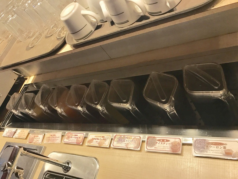 ただ者じゃねぇぞ！岩塩で食べるステーキ店の俵型ハンバーグ