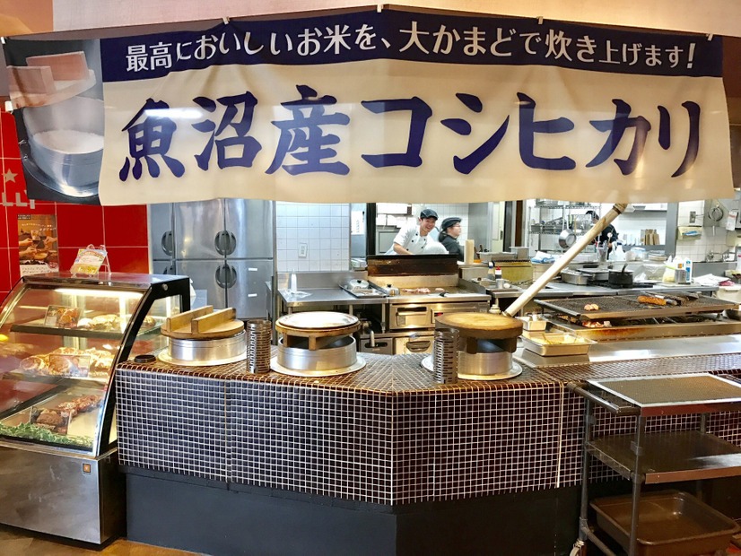 ただ者じゃねぇぞ！岩塩で食べるステーキ店の俵型ハンバーグ