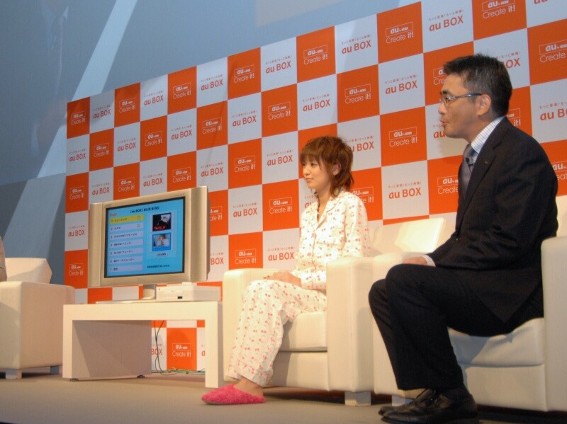 　KDDIは25日、au携帯電話のユーザ向けにセットトップボックス（STB）「au BOX」のレンタルを11月1日から開始すると発表した。レンタル料金は月額315円。CDから音楽を取り込み携帯電話に転送するといったことがPCを使わずにできるのが特徴だ。
