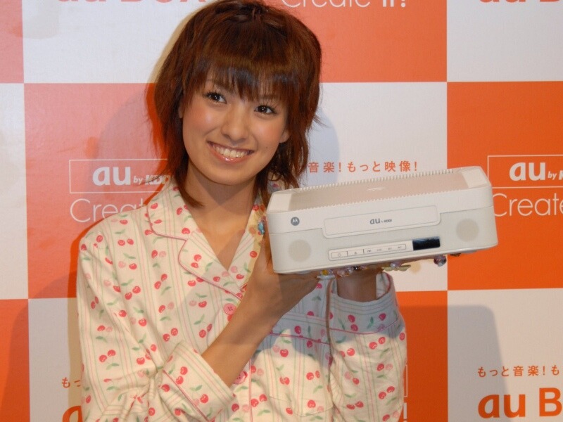 　KDDIは25日、au携帯電話のユーザ向けにセットトップボックス（STB）「au BOX」のレンタルを11月1日から開始すると発表した。レンタル料金は月額315円。CDから音楽を取り込み携帯電話に転送するといったことがPCを使わずにできるのが特徴だ。