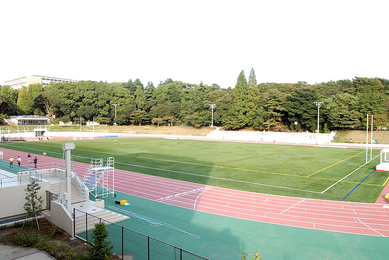 協生館に隣接する陸上競技場。観客席は協生館の建物から続いている