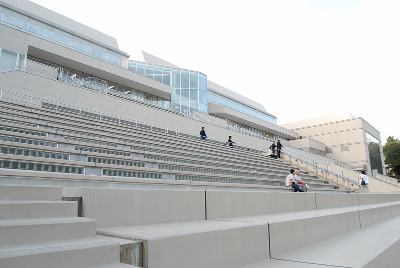 協生館に隣接する陸上競技場。観客席は協生館の建物から続いている