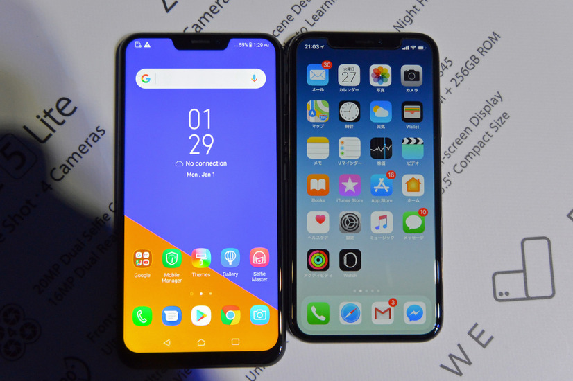 「iPhone X」と並べてみた。ディスプレイ下部の額縁は「ZenFone 5」の方がやや厚くなっている