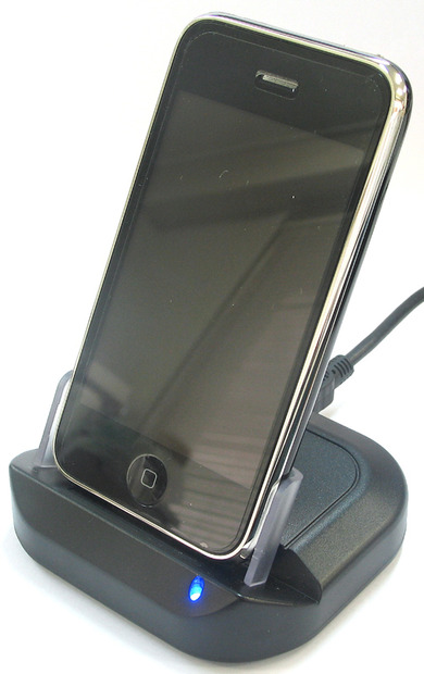 iPhone 3G USB クレードルの利用イメージ