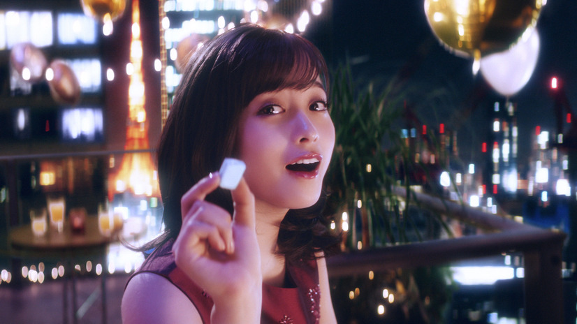 教室で制服姿の橋本環奈が「あ～ん」してくれる夢のデバイス登場!?