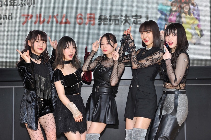 フェアリーズ、約4年ぶりとなるアルバムリリースのサプライズ発表にメンバー涙