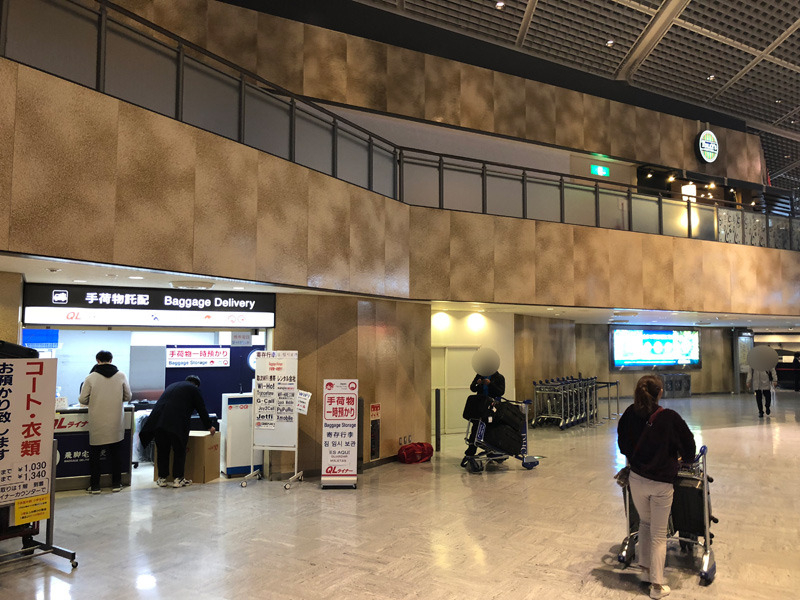 アエロフロート航空を利用したので、受け取りは第1ターミナル南ウィング4F出発ロビーのカウンターを利用。フロアの一番端にあるQLライナーのカウンターで引き渡しの儀。