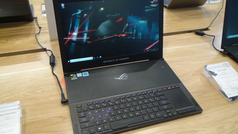 高性能でありながら軽量薄型なボディを持つ新世代ゲーミングノート「ROG ZEPHYRUS」(ゼフィルス)も並んでいる