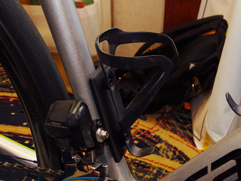自転車に取り付けた「AlterLock」の通信機能を搭載するプレート