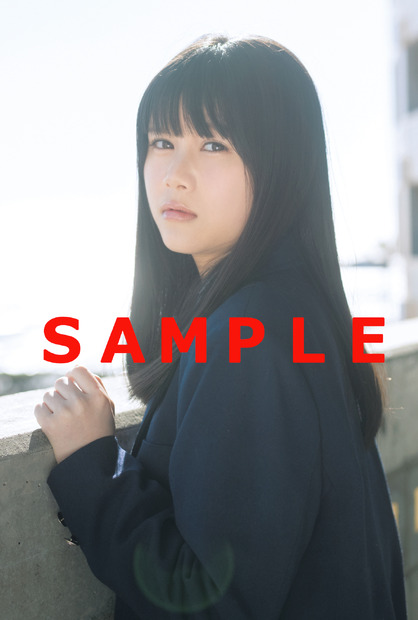 乃木坂46・伊藤理々＆欅坂46・小林由依が制服姿で表紙に登場！