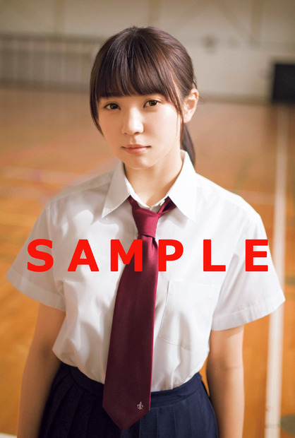 乃木坂46・伊藤理々＆欅坂46・小林由依が制服姿で表紙に登場！