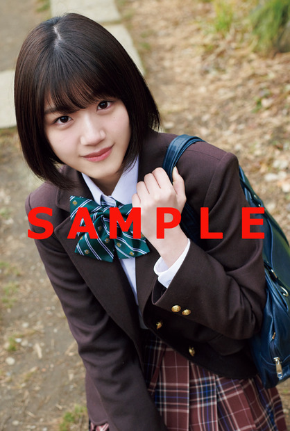 乃木坂46・伊藤理々＆欅坂46・小林由依が制服姿で表紙に登場！