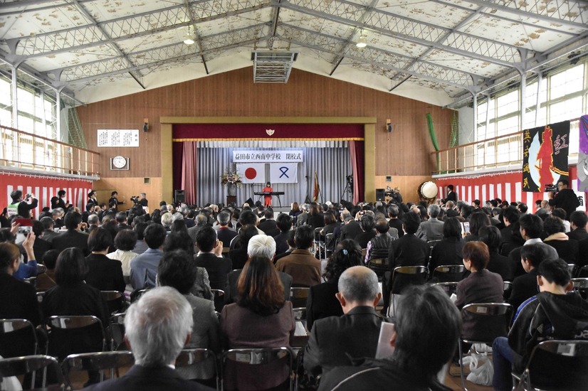 川嶋あい 400人の生徒・教職員などを前にサプライズライブ開催！3月に閉校の中学校で