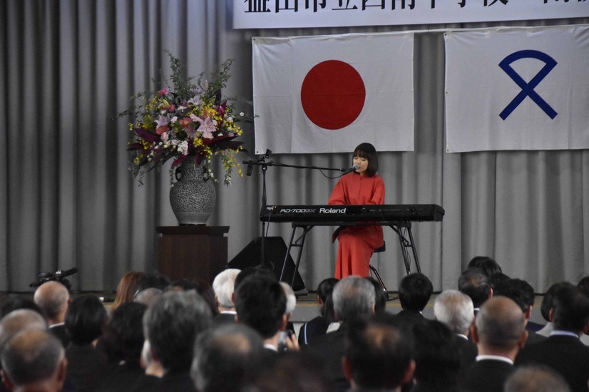 川嶋あい 400人の生徒・教職員などを前にサプライズライブ開催！3月に閉校の中学校で