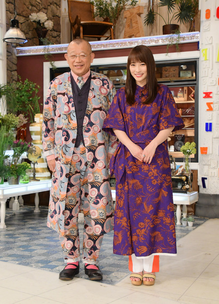 笑福亭鶴瓶、川栄李奈【写真：竹内みちまろ】
