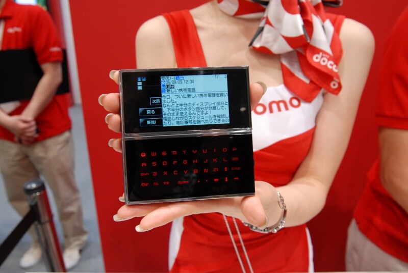 　ディスプレイとキーが分離する「セパレートケータイ」。「CEATEC JAPAN 2008」にてドコモが展示をしている。