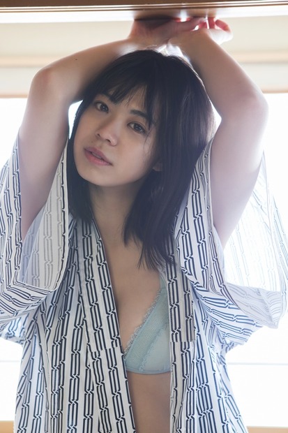 武井玲奈、1stデジタル写真集で艶ボディ
