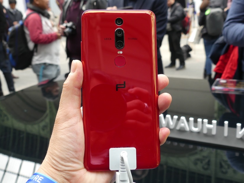 PORSCHE DESIGN HUAWEI Mate RS。曲面と真紅のカラーがきれいでした