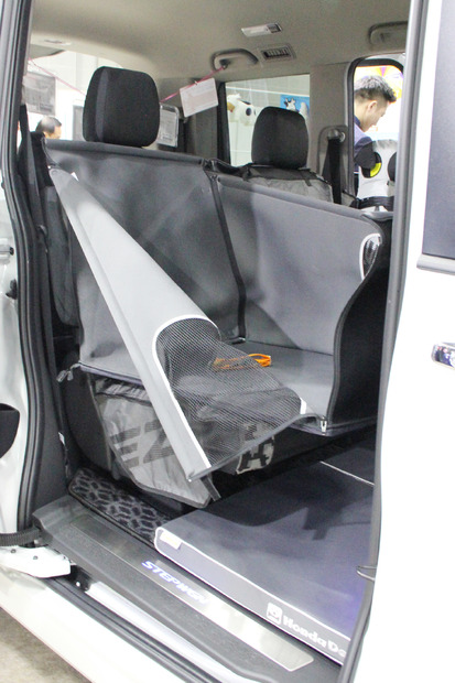 白いステップワゴンの後部座席に設置された「ペットシートサークル」（上）と「ペットフロアクッション」（下）